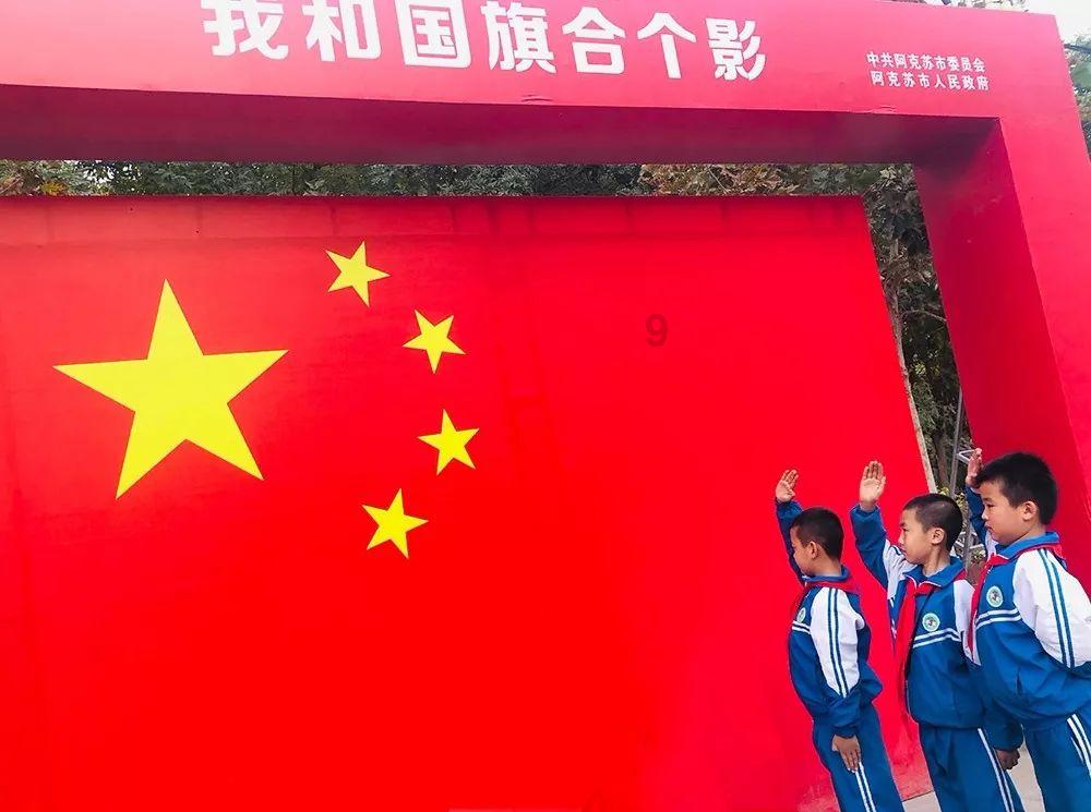 重庆再现“网红景点”，游客看到食欲大增，看完想吃火锅！游戏画面