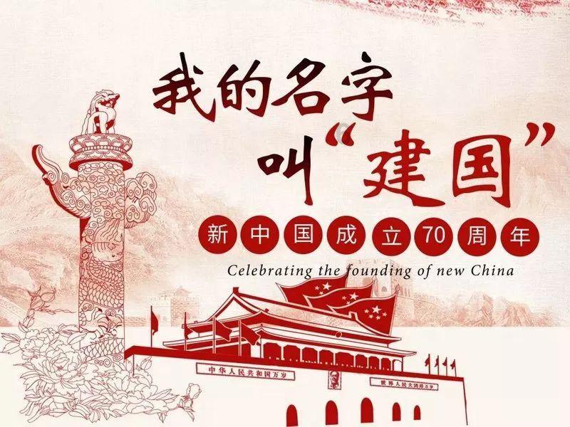 村超球场上的暖心画面，即使是下雨天也无法抵挡球迷对球赛的热情