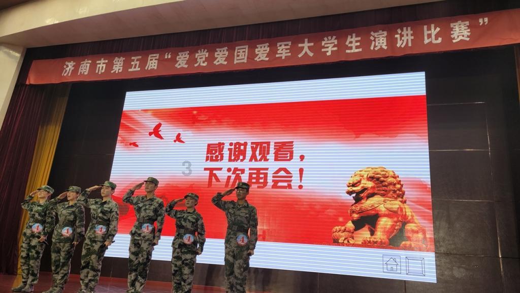 溥仪晚年携妻子重游故宫，对面走来一个老人，溥仪见后脸色大变