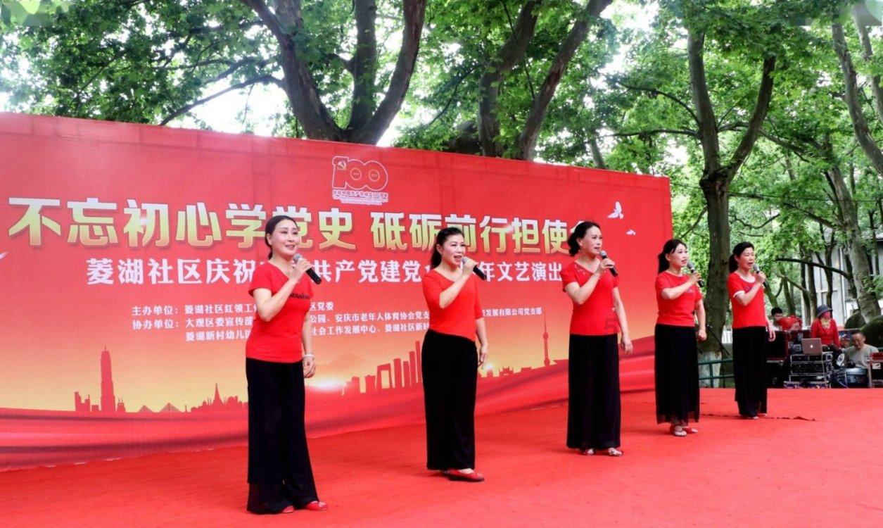 “圣诞节”女明星自拍照火了,照片放大十倍后,美不美一目了然