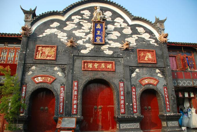 搭上养老金买的房自己却做不了主？宁波一小区业主因封窗问题跟物业开战！保安竟蹲到家门口，太荒唐…